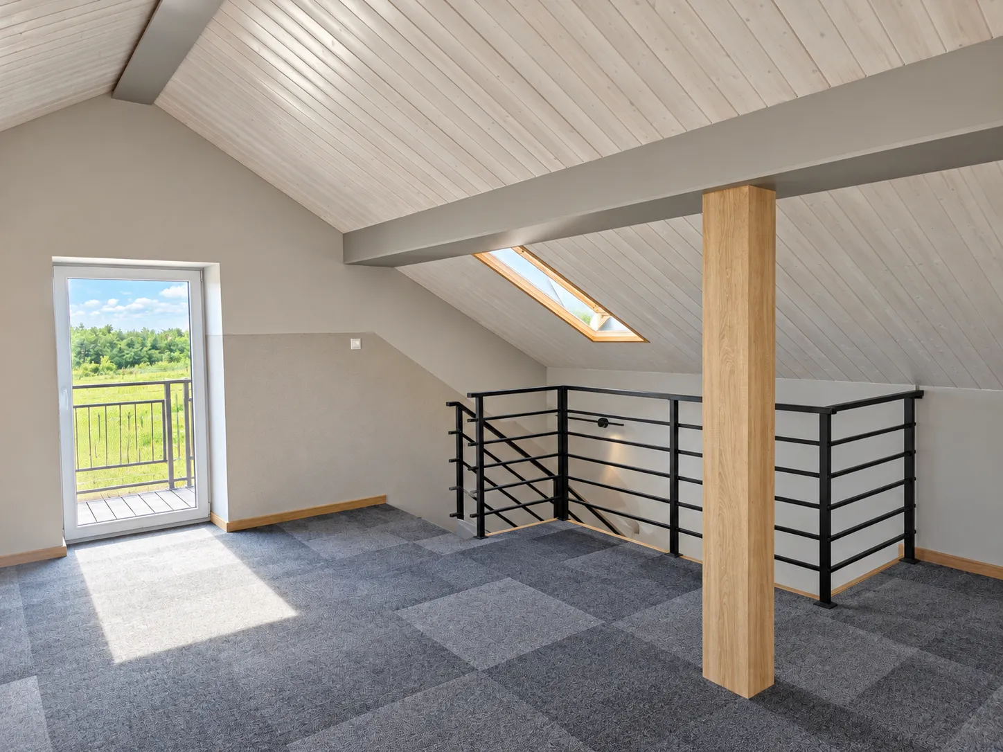 Poddasze z balustradą schodów, drewnianymi elementami i wyjściem na balkon